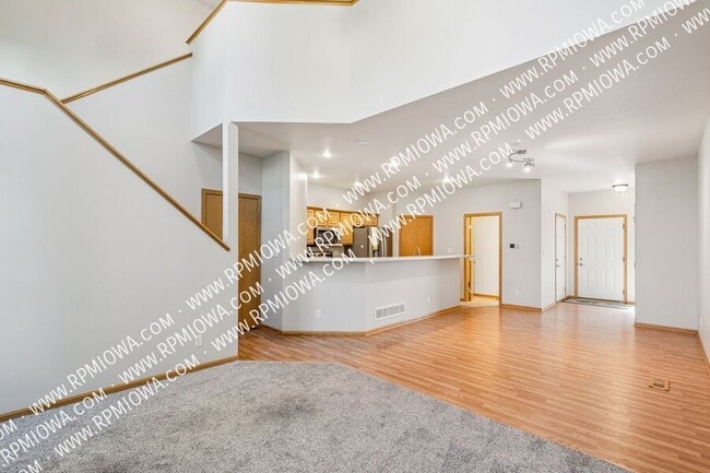 Building Photo - 513 E 4th St