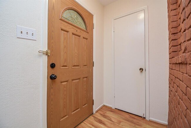 Building Photo - 13040 Trail Hollow Dr