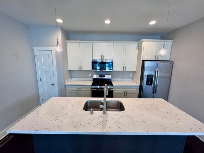 Building Photo - 834 S Randolph-3 bed/2.5 Bath -Newly Renov...