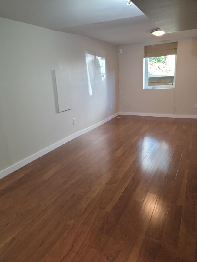 él - 611 Lake Washington Blvd E