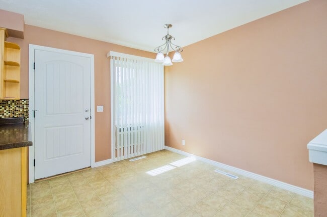 Building Photo - Cozy 3 Bed, 1 Bath Pet-Friendly Home with ...