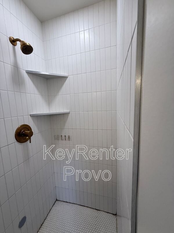 Building Photo - 153 200 S