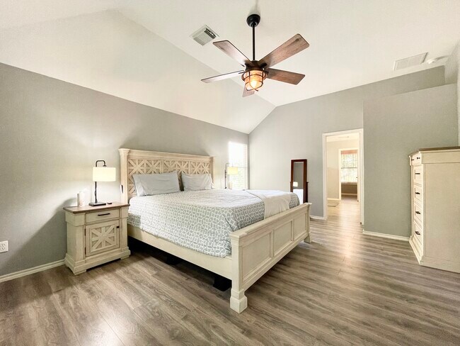 Dormitorio principal grande en la planta superior - 11519 Brae Hill