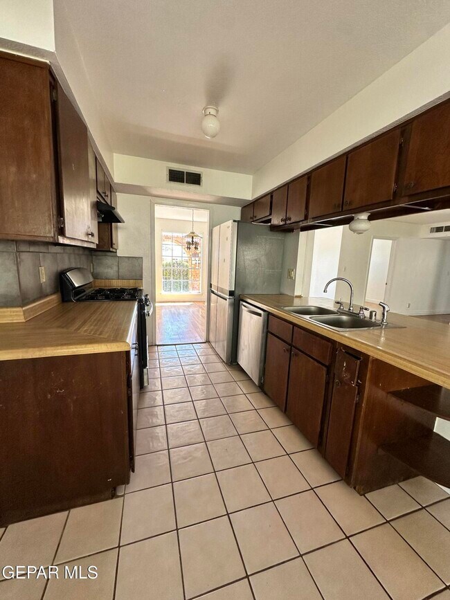 Foto del edificio - 1309 Lonewood Dr