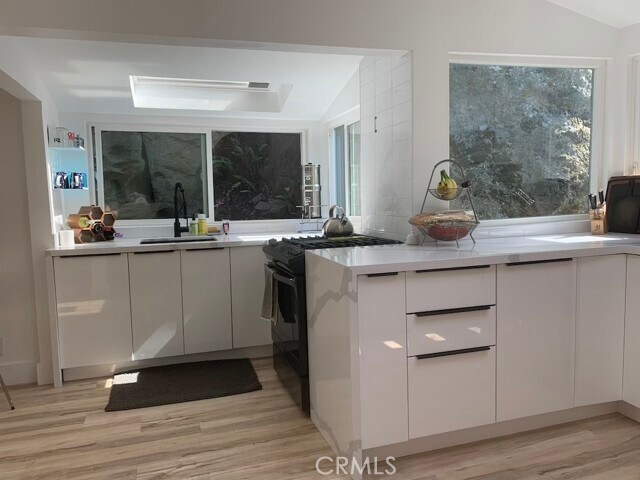 Foto del edificio - 2415 Laguna Canyon Rd