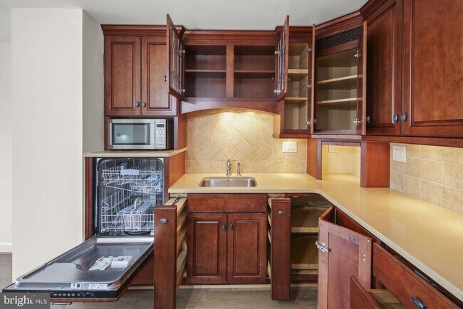 Building Photo - 8340 Greensboro Dr