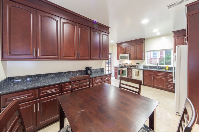 Breakfast Area - 1913 Carmen Ave