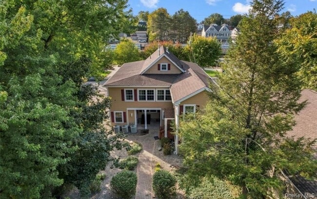 Foto del edificio - 10 Burnside Ave