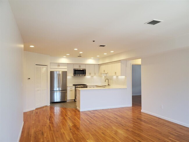 Building Photo - 536 Grand St