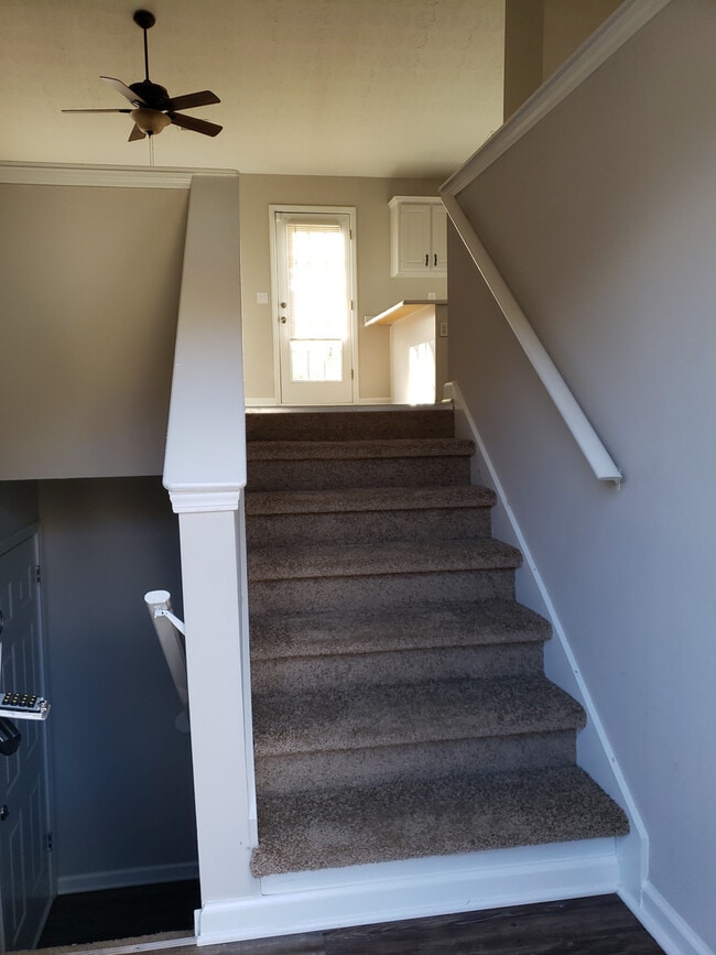 Building Photo - Extremely Clean 3 Bed x 2 Bath Split Level...