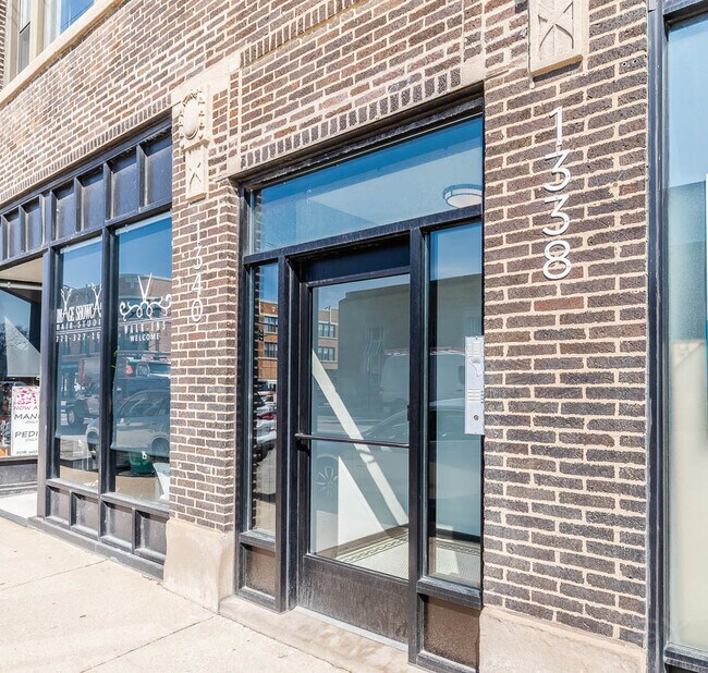 Foto del edificio - 1338 W Irving Park Rd