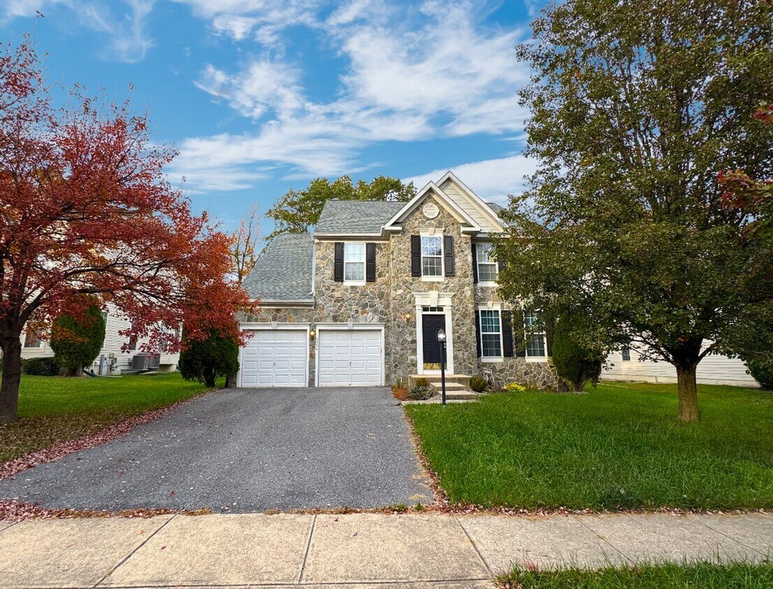 Primary Photo - Stunning 4 BR/2.5 BA Single-Family Home in...