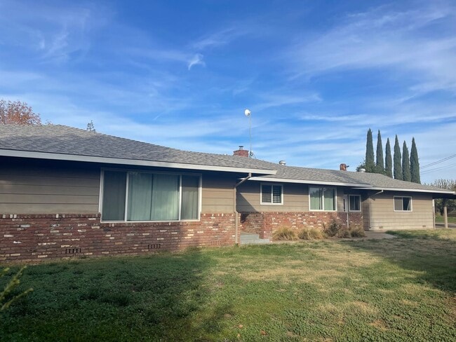 Building Photo - Incredible 3bd/2ba house surrounded by working orchards! Available now!