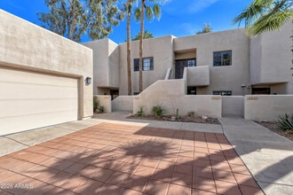 Building Photo - 2931 E Rose Ln