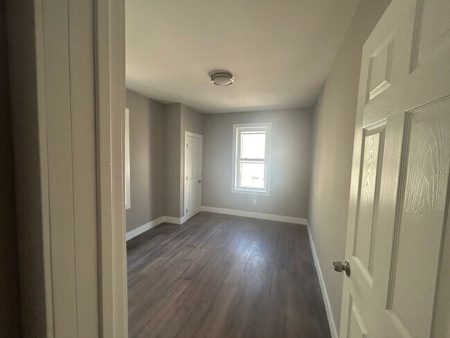 Building Photo - 3 Bedroom 1.5 Bathroom PHA Friendly Home