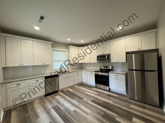 Building Photo - Nice updated home