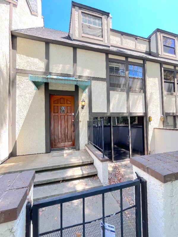 Foto del edificio - 111 E Rosewood Ct