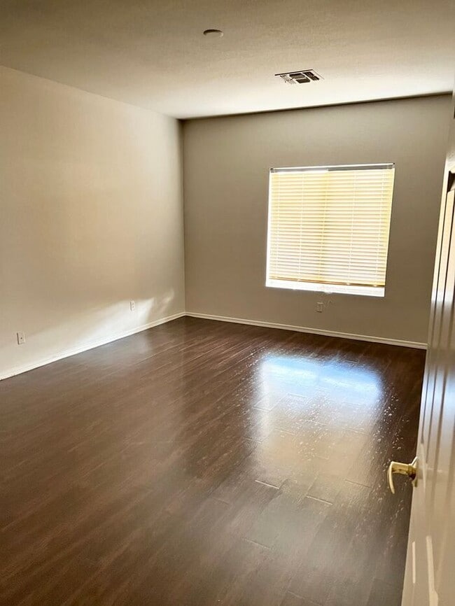 Building Photo - 3-bedroom, 2-bath in Johnson Ranch