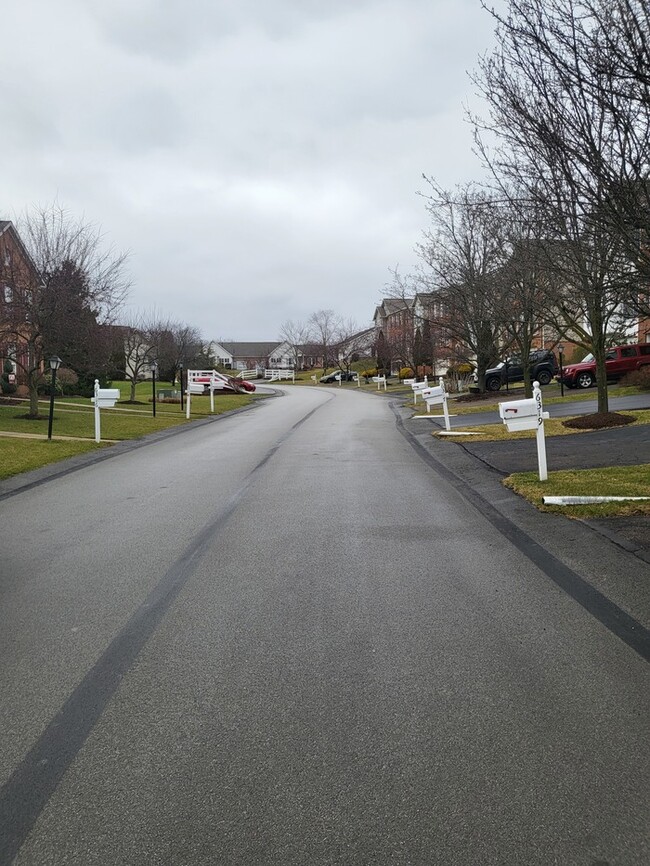 Building Photo - MUST SEE!! Location, Community, Quality Li...