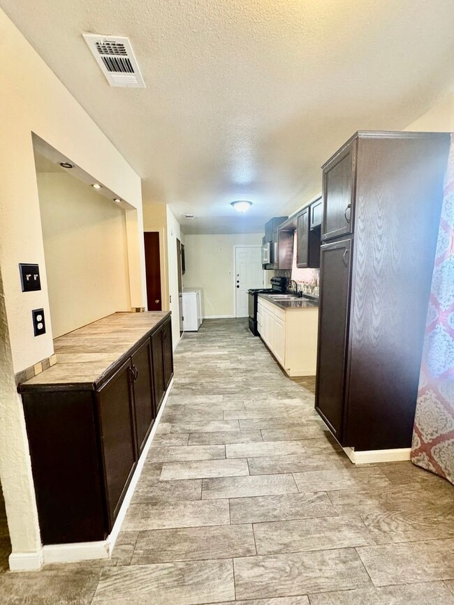 Building Photo - Lexington Subdivision-3/2-Move in ready! Call and schedule today!--Move in special