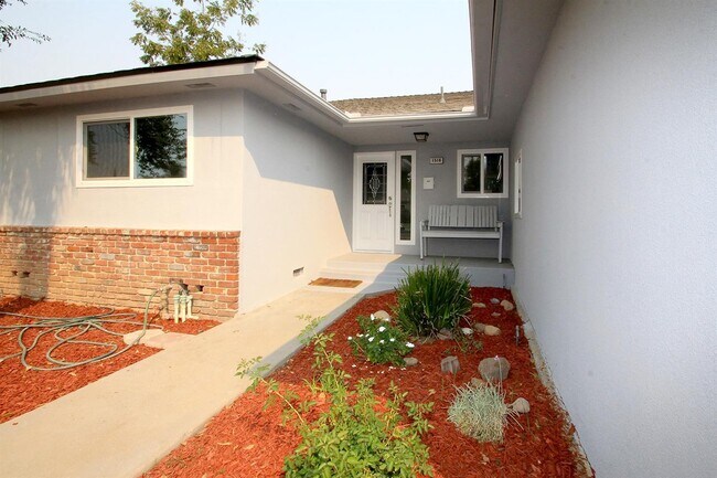 Building Photo - 1516 E Vartikian Ave