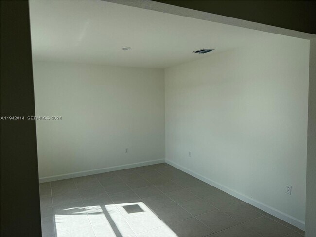 Foto del edificio - 17341 286 St