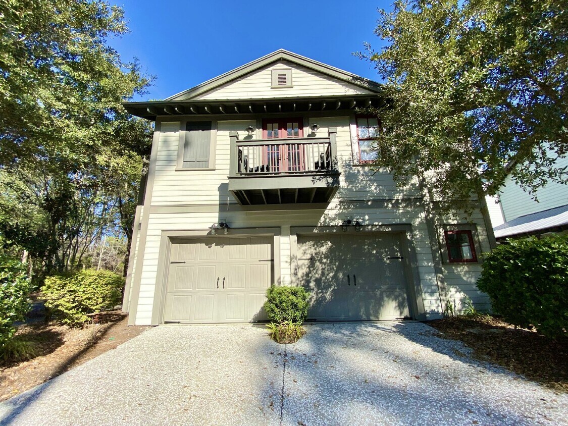 Primary Photo - Above-Garage Apartment for Rent in Old Tow...