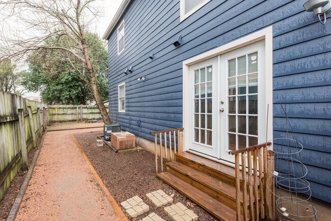 Building Photo - Updated South Austin 4-Plex Unit