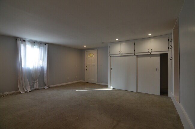 Building Photo - 1577 Helen Dr