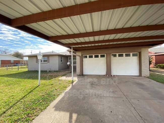 Photo - 406 W. Douglas Dr House