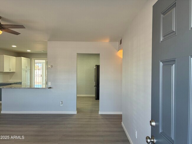 Building Photo - 10530 W Hope Dr