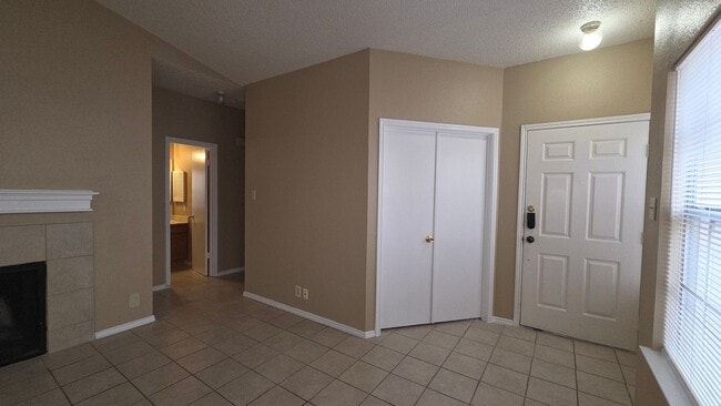 Building Photo - COMING SOON! Stoneridge Duplex Well-Maintained 3 Bedroom