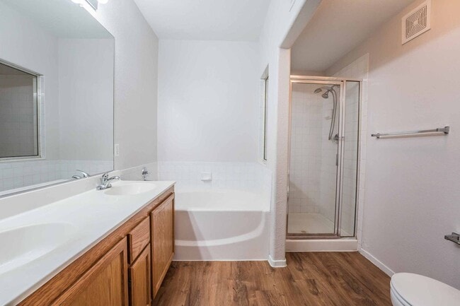 Building Photo - Open 2 Bedroom Condo For Lease!