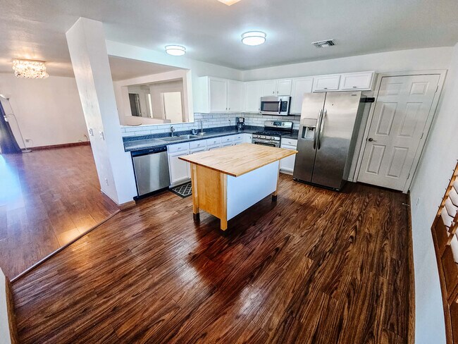 Building Photo - 3552 N Riverhaven Dr