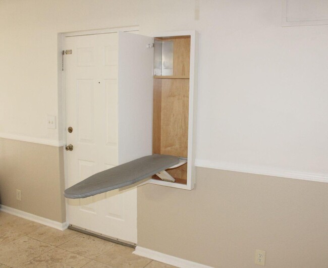 Building Photo - 1520 SE Royal Green Cir