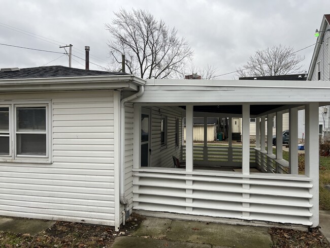 Building Photo - 421 1/2 Buell Ave