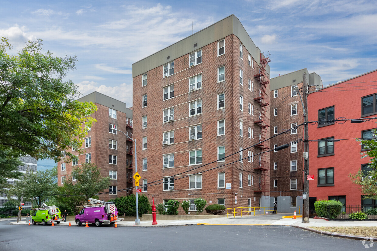 Primary Photo - 500 Kappock St