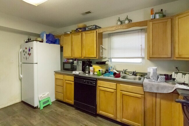 Building Photo - PRELEASING for AUGUST! Close to Campus