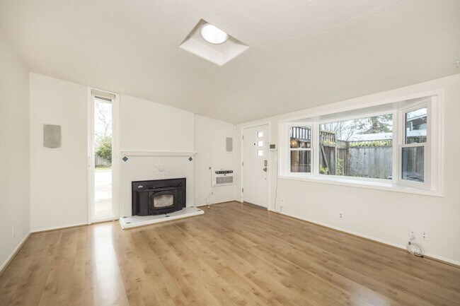 Building Photo - Lovingly Maintained 4 Bed, 2 Bath Home in ...