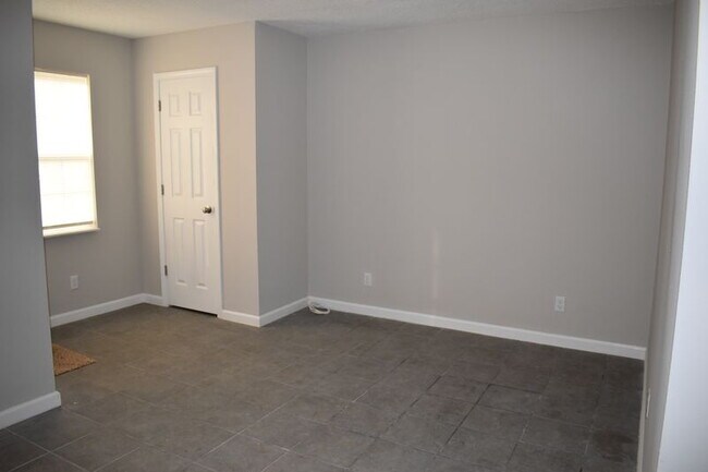 Foto del edificio - Cozy & Convenient 1-Bed Unit | Centrally Located Near Bases & Parks