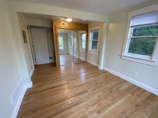 Foto del edificio - 1043 N Main St