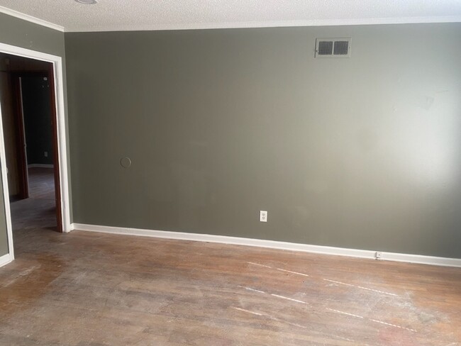 Building Photo - 3064 Cromwell Ave