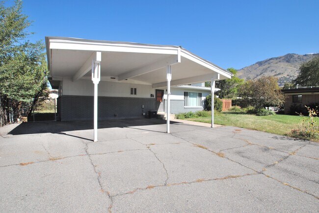 Building Photo - 1379 Juniper Dr