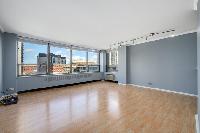 Building Photo - 1460 N Sandburg Terrace