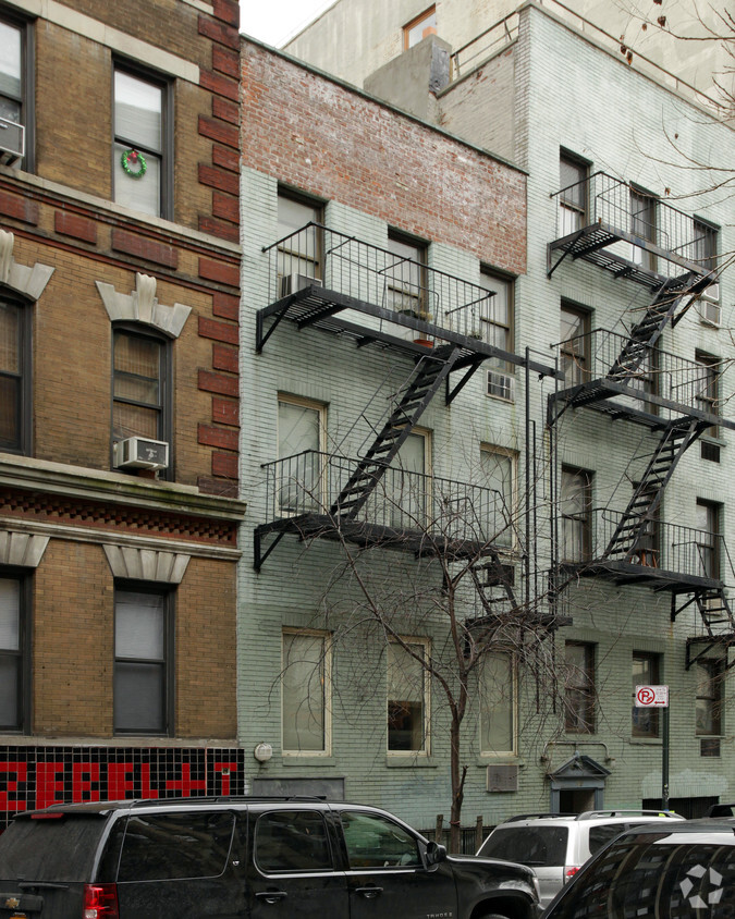 Building Photo - 108 Thompson St
