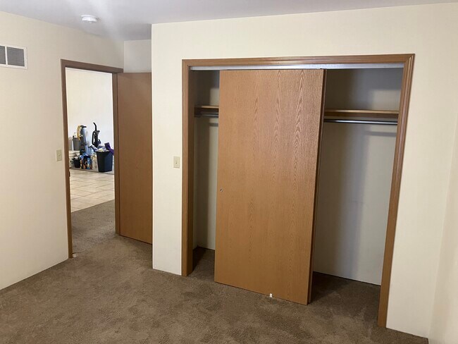 Dormitorio 2 - 407 S Louisiana St