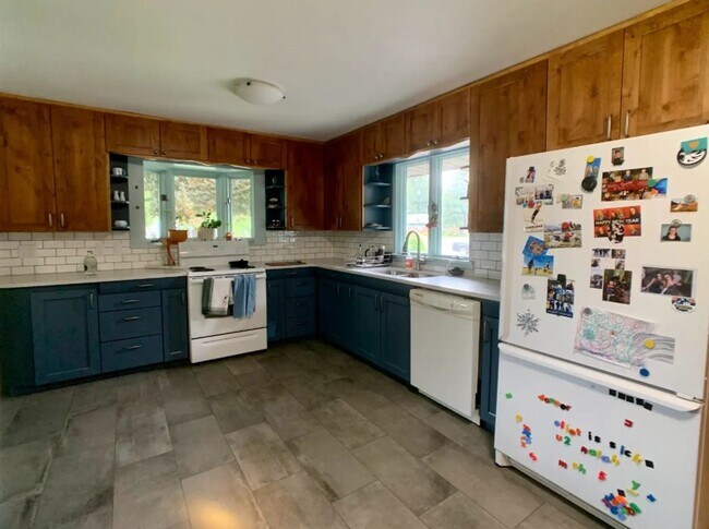 Foto del edificio - 4 Bedroom Unfurnished Home in Columbia Falls
