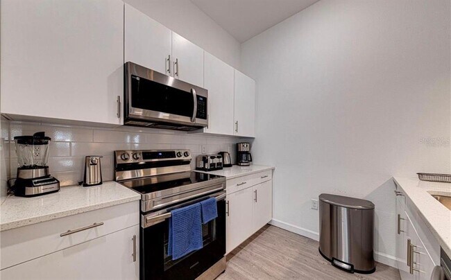 Building Photo - 400 Famagusta Dr