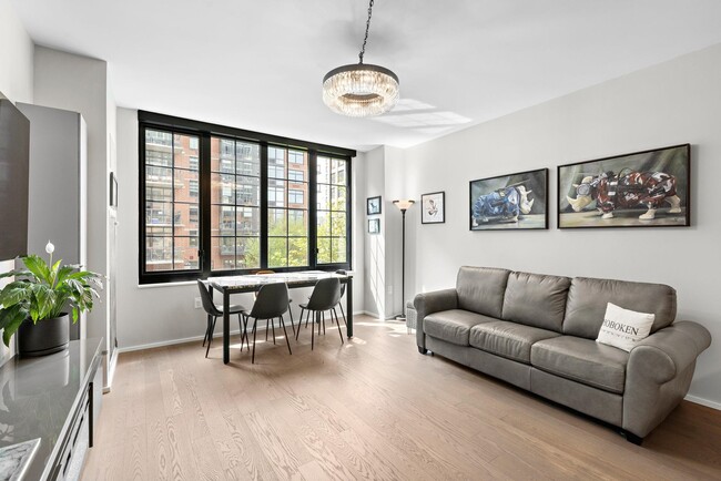 Building Photo - 1425 Hudson St