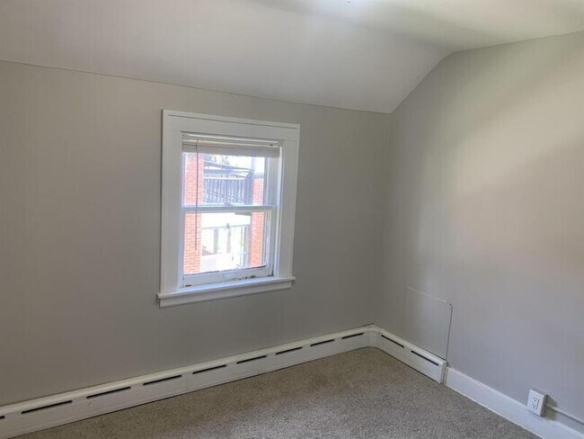 Building Photo - West Side 3BR Upper